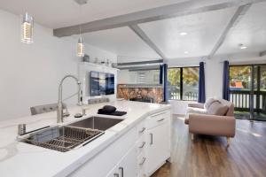 Køkken eller tekøkken på Blue Jay Getaway #2082 by Big Bear Vacations