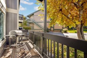 En balkon eller terrasse på Blue Jay Getaway #2082 by Big Bear Vacations