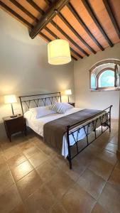 a bedroom with a large bed in a room at Tenuta Fattoria Vecchia in Scansano