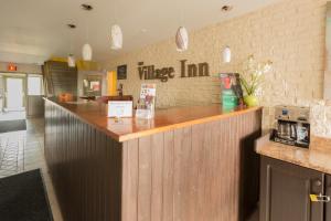 een restaurant met een houten aanrecht in een kamer bij The Village Inn in Elora