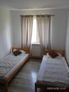2 camas en una habitación con ventana en 4 Rooms Apartment, en Tulcea