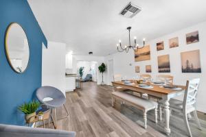 Fotografie z fotogalerie ubytování The Blue Villa - Luxury Clearwater by BlueBellaEstate v destinaci Largo