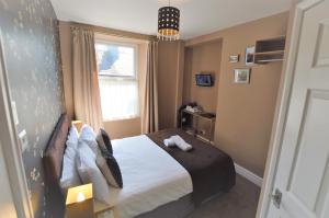 a bedroom with a bed and a window at All Seasons Rest in Windermere