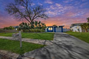 Východ nebo západ slunce při pohledu z vily nebo okolí