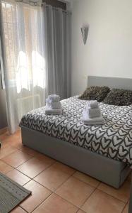 ein Schlafzimmer mit einem Bett mit Handtüchern darauf in der Unterkunft L'Xpérience au bord de mer in Port-Vendres