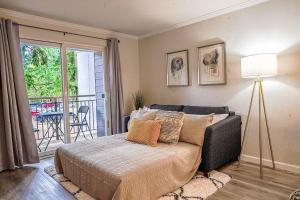 a bedroom with a bed and a balcony at Condo with king bed, walk to Microsoft & park in Bellevue
