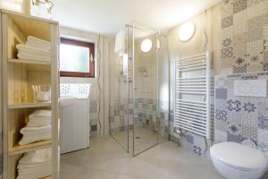 Alpinia apartments tesisinde bir banyo