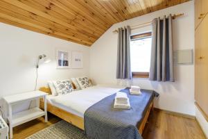 Alpinia apartments tesisinde bir odada yatak veya yataklar