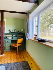 Zimmer mit einem Schreibtisch, einem Stuhl und einem Fenster in der Unterkunft Ferienhaus am Seegrund in Ahlbeck