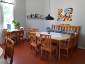 uma sala de jantar com mesa e cadeiras em Villa Eira vandrarhem em Hjo