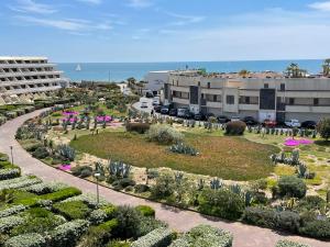 - une vue aérienne sur un jardin en face d'un bâtiment dans l'établissement appartement luxe balnéothérapie au village naturiste du cap d'agde, au Cap d'Agde