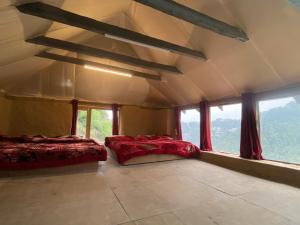 Postel nebo postele na pokoji v ubytování Vrinda's Mud House