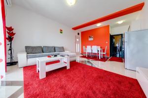 - un salon avec un canapé et un tapis rouge dans l'établissement Apartments Casa Bella, à Kotor