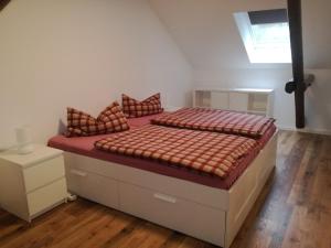 a bedroom with a bed with red sheets and a window at Beekenhof in Bommelsen