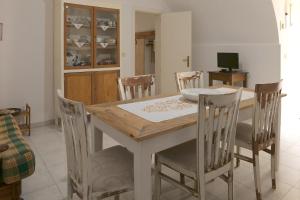 - une salle à manger avec une table et des chaises dans l'établissement CASA FIORE, à Corigliano dʼOtranto