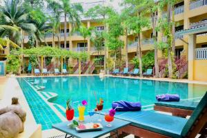 Πισίνα στο ή κοντά στο MW Krabi Beach Resort -Family run- SHA Extra Plus