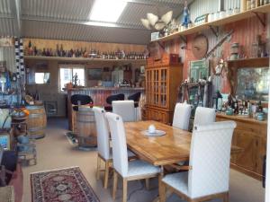 アルバニーにあるThe Grange on Kalgan Farmstay, Albany WAの木製のテーブルと白い椅子のあるダイニングルーム +14枚の写真