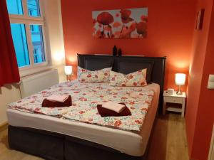 1 dormitorio con 1 cama con 2 almohadas en Altstadtidylle Allerheiligen en Erfurt