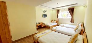 Giường trong phòng chung tại DALAMOON HOTEL