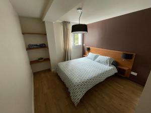 a small bedroom with a bed and a window at ARC 1800 Appartement 6-8 pers,5 cristaux, avec garage in Arc 1800