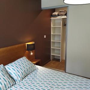 a bedroom with a bed and a closet at ARC 1800 Appartement 6-8 pers,5 cristaux, avec garage in Arc 1800