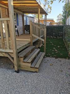 een houten terras met een tuinhuisje bij MOBIL HOME SERENITE 2CH VALRAS PLAGE in Valras-Plage