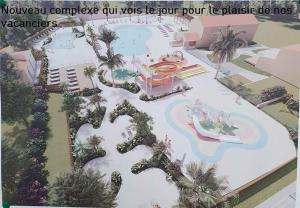 une piscine dans un complexe dans l'établissement MOBIL HOME SERENITE 2CH VALRAS PLAGE, à Valras-Plage