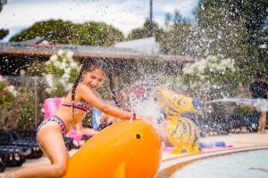 uma jovem a brincar num parque aquático em MOBIL HOME SERENITE 2CH VALRAS PLAGE em Valras-Plage