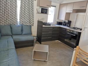 MOBIL HOME SERENITE 2CH VALRAS PLAGE的厨房或小厨房