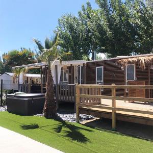 MOBIL HOME SERENITE 2CH VALRAS PLAGE外面的花园