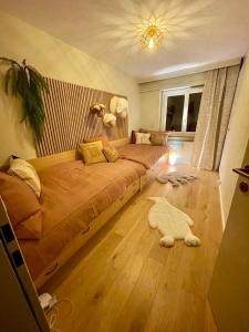 ein Schlafzimmer mit einem großen Bett und Holzboden in der Unterkunft Lärchenwald 1703 in Leukerbad