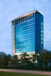 Een hoog blauw gebouw met Chinees erop. bij Oriental Ginza Hotel Shenzhen in Shenzhen