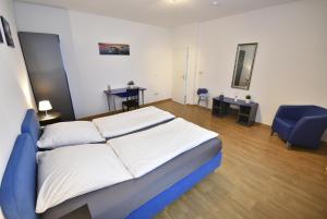 シュヴェリーンにあるAm Schloss 108のベッドルーム1室(ベッド1台、青い椅子付)