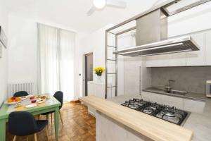 Kuchyňa alebo kuchynka v ubytovaní Casa di Diana e Francesco in zona Cenisia by Wonderful Italy