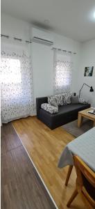 un soggiorno con divano nero e tavolo di Good choice apartment Zagreb a Zagabria