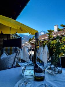 eine Flasche Wein auf einem Tisch mit Brille in der Unterkunft Bergidyll in Garmisch-Partenkirchen