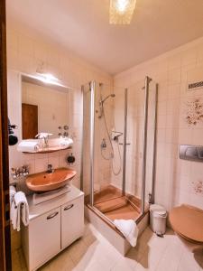 a bathroom with a shower and a sink at Bergidyll in Garmisch-Partenkirchen
