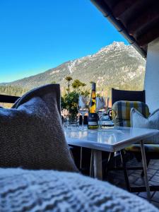 einen Tisch mit einer Flasche Wein darüber in der Unterkunft Bergidyll in Garmisch-Partenkirchen