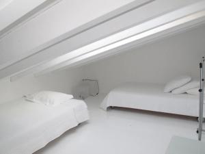 Rúm í herbergi á Loft di design a Loano in località Borgo Castello