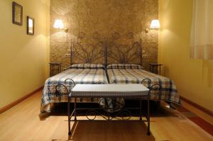 a bed in a room with a iron bed frame at Hosteria Solar de Tejada in Soria