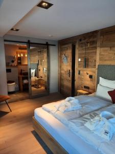 Un pat sau paturi într-o cameră la Mountain See Lodge
