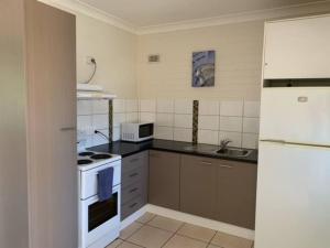 A kitchen or kitchenette at Sunny, 2-bedroom apartment with pool, near beach