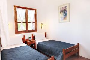 A bed or beds in a room at Villa Zoi Tzitzifes