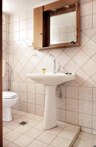 A bathroom at Villa Zoi Tzitzifes