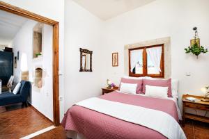 A bed or beds in a room at Villa Zoi Tzitzifes