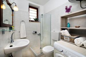 A bathroom at Villa Zoi Tzitzifes