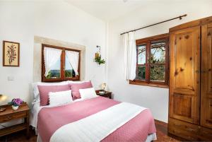 A bed or beds in a room at Villa Zoi Tzitzifes