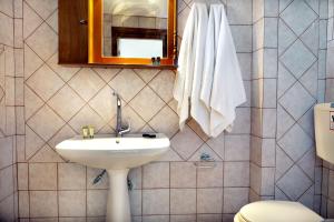 A bathroom at Villa Zoi Tzitzifes