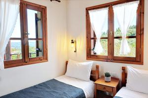 A bed or beds in a room at Villa Zoi Tzitzifes