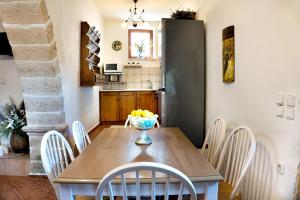 A kitchen or kitchenette at Villa Zoi Tzitzifes